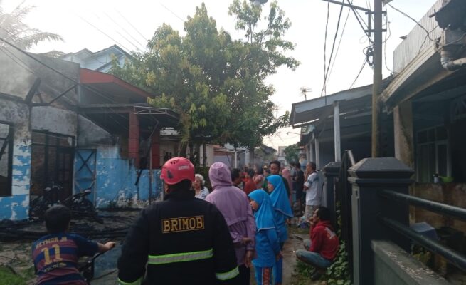 Kesiapsiagaan personel Satuan Brimob Polda Kaltim dalam menghadapi situasi darurat kembali teruji saat si jago merah mengamuk di kawasan pemukiman padat penduduk. Pada Rabu (08/04/2026) pagi