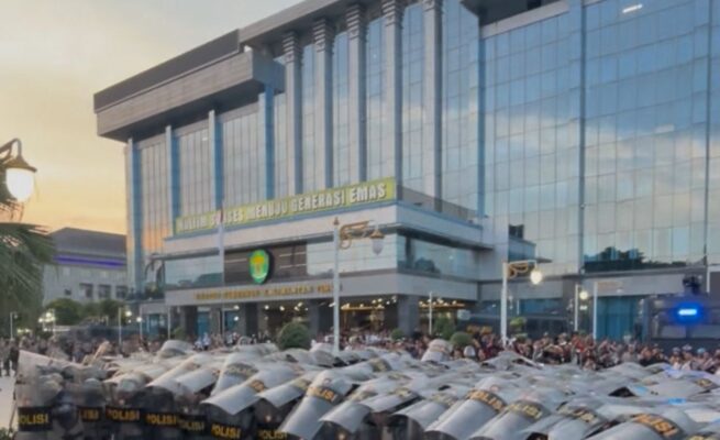 Koalisi Pers Kalimantan Timur mengecam keras tindakan intimidasi, represif, serta penghapusan data terhadap wartawan saat meliput aksi 214 di Kebugernuran Kaltim. Peristiwa ini merupakan bentuk pembungkaman kerja jurnalistik dan pelanggaran serius terhadap kebebasan pers yang dijamin dalam Undang-Undang Nomor 40 Tahun 1999 tentang Pers.