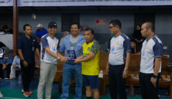 Kejuaraan bulutangkis se Kota Bontang bertajuk ‘Turnamen Badminton Surya Raya Cup I 2026’ resmi bergulir, Selasa (21/4/2026) malam, di GOR Amariq.