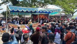 Aksi demonstrasi “214” yang digelar ribuan Masyarakat dan mahasiswa di depan kantor Gubernur Kalimantan Timur, turut dihadiri kelompok penyandang disabilitas.
