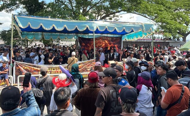 Aksi demonstrasi “214” yang digelar ribuan Masyarakat dan mahasiswa di depan kantor Gubernur Kalimantan Timur, turut dihadiri kelompok penyandang disabilitas.