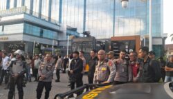 Wakil Kepala Kepolisian Daerah Kalimantan Timur, Brigjen Pol Adrianto Jossy Kusumo, turun langsung memantau jalannya aksi unjuk rasa di Kantor Gubernur dan Kantor DPRD Kota Samarinda, Selasa (21/4/2026).