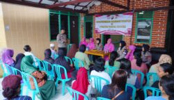 Personel Polisi Wanita (Polwan) Satbrimob Polda Kaltim bersama Bhayangkari Cabang Satbrimobda Kaltim menggelar aksi kemanusiaan melalui kegiatan bantuan sosial di Kampung Bungas, Kelurahan Gunung Sari Ilir, Kecamatan Balikpapan Kota, pada Kamis (23/04/2026).