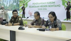 Upaya memperkuat pemahaman hukum dalam tata kelola pemerintahan terus digencarkan. Kejaksaan Negeri Bontang menggelar kegiatan penerangan hukum kepada jajaran Dinas Ketahanan Pangan, Perikanan dan Pertanian (DKP3), Kamis (23/4/2026).