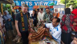 Duta Besar Australia untuk Indonesia, Rod Brazier, untuk Indonesia melakukan kunjungan kerja ke Kelurahan Telagasari, Kota Balikpapan, Kalimantan Timur, Jumat (24/4/2026) siang. (dok:Han)