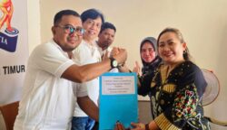 Salah satu bakal calon Ketua Kadin Kutai Timur saat mengambil formulir pendaftaran di Sekretariat Panitia Mukab V Kadin Kutim.(Dok: istimewa)