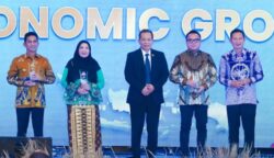 Wakil Wali Kota Balikpapan Dr H Rahmad Mas'ud, SE., ME., saat menerima penghargaan National Governance Awards (NGA) 2026 dalam kategori Economic Growth atau Pertumbuhan Ekonomi yang diserahkan Menteri Koperasi Ferry Joko Yuliantonodalam acara “National Governance Awards: Sinergi Nusantara Untuk Indonesia Emas” yang digelar di Grand Ballroom The Ritz-Carlton, Mega Kuningan, Jakarta, Jumat (24/4/2026). (dok: han)