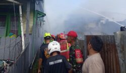 Kebakaran melanda kawasan permukiman di Jalan Lambung Mangkurat, Gang Masjid, Blok I dan H, RT 46, Kelurahan Pelita, Kecamatan Samarinda Ilir, Kamis (23/4/2026) siang.