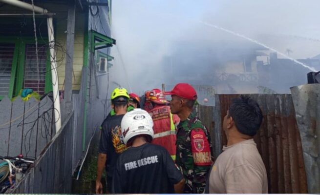 Kebakaran melanda kawasan permukiman di Jalan Lambung Mangkurat, Gang Masjid, Blok I dan H, RT 46, Kelurahan Pelita, Kecamatan Samarinda Ilir, Kamis (23/4/2026) siang.