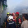 Kebakaran melanda kawasan permukiman di Jalan Lambung Mangkurat, Gang Masjid, Blok I dan H, RT 46, Kelurahan Pelita, Kecamatan Samarinda Ilir, Kamis (23/4/2026) siang.
