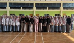 Komisioner KPU Kota Bontang, Rina Megawati Harsono, tampil sebagai pembina upacara di SMA Darul Hikmah Boarding School pada Senin (27/4/2026).