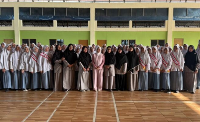 Komisioner KPU Kota Bontang, Rina Megawati Harsono, tampil sebagai pembina upacara di SMA Darul Hikmah Boarding School pada Senin (27/4/2026).