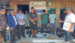 Dukungan terhadap sektor perikanan di Kota Bontang kembali diperkuat melalui bantuan alat tangkap bagi nelayan. Sebanyak 14 unit mesin kapal berkekuatan 18 PK disalurkan kepada kelompok nelayan Pulo Battoa Bersatu sebagai upaya meningkatkan kinerja dan hasil tangkapan di laut.(dok: tekape)