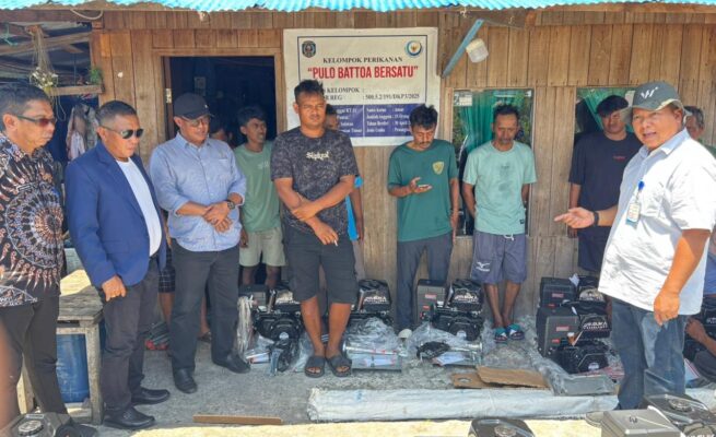 Dukungan terhadap sektor perikanan di Kota Bontang kembali diperkuat melalui bantuan alat tangkap bagi nelayan. Sebanyak 14 unit mesin kapal berkekuatan 18 PK disalurkan kepada kelompok nelayan Pulo Battoa Bersatu sebagai upaya meningkatkan kinerja dan hasil tangkapan di laut.(dok: tekape)
