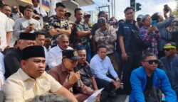 Ketua DPRD Kota Balikpapan, Alwi Al Qadri, berdialog dengan perwakilan sopir dan mahasiswa secara lesehan di depan Kantor DPRD Balikpapan, Senin (4/5/2026).