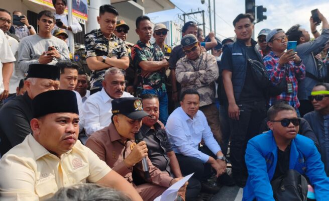Ketua DPRD Kota Balikpapan, Alwi Al Qadri, berdialog dengan perwakilan sopir dan mahasiswa secara lesehan di depan Kantor DPRD Balikpapan, Senin (4/5/2026).