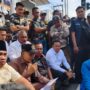 Ketua DPRD Kota Balikpapan, Alwi Al Qadri, berdialog dengan perwakilan sopir dan mahasiswa secara lesehan di depan Kantor DPRD Balikpapan, Senin (4/5/2026).