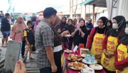 Festival Nelayan Kampung Bawis yang berlangsung di kawasan Berbas Pantai dimanfaatkan sebagai ruang pengembangan ekonomi kreatif masyarakat berbasis potensi lokal pesisir.(dok: tekape)