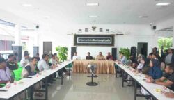 Forum mediasi terkait retribusi masuk area Bontang Kuala antara DPRD, Dispopar Bontang dan sejumlah masyarakat setempat yang digelar di Aula Kelurahan Bontang Kuala.(dok: tekape)