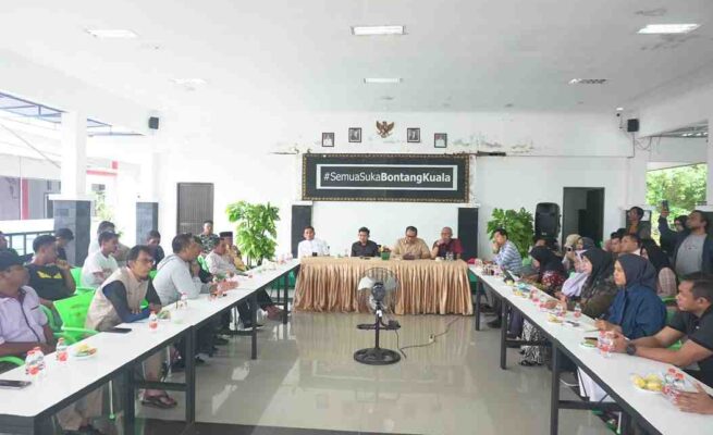 Forum mediasi terkait retribusi masuk area Bontang Kuala antara DPRD, Dispopar Bontang dan sejumlah masyarakat setempat yang digelar di Aula Kelurahan Bontang Kuala.(dok: tekape)