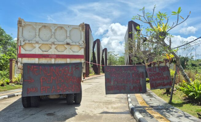 Sejumlah vendor lokal melakukan aksi penutupan akses menuju proyek Bendungan Sepaku-Semoi di kawasan Ibu Kota Nusantara (IKN), Kalimantan Timur.