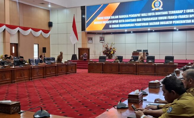 Wali Kota Bontang, Neni Moerniaeni, dalam rapat kerja di Ruang Paripurna DPRD Bontang, Senin (18/5/2026).(dok: tekape)