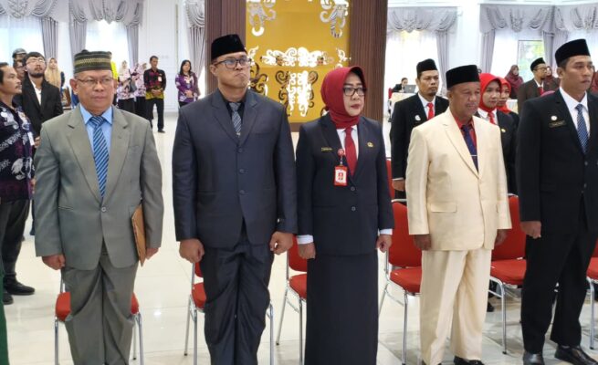 Kepala Dinas Kesehatan Kota Bontang yang baru dilantik, Toetoek Pribadi Ekowati. (Kerudung merah, urutan ketiga dari kiri)