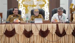 Wali Kota Bontang, Neni Moerniaeni, didampingi Kepala Dinas Ketenagakerjaan Kota Bontang, Asdar Ibrahim. Hadir pula Ketua Himpunan Lembaga Pelatihan Seluruh Indonesia Provinsi Kalimantan Timur, Rifyanto Bakri. (dok: tekape)