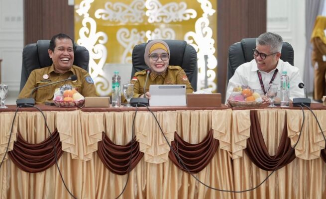 Wali Kota Bontang, Neni Moerniaeni, didampingi Kepala Dinas Ketenagakerjaan Kota Bontang, Asdar Ibrahim. Hadir pula Ketua Himpunan Lembaga Pelatihan Seluruh Indonesia Provinsi Kalimantan Timur, Rifyanto Bakri. (dok: tekape)
