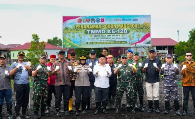 Program TMMD ke-128 kembali menegaskan komitmennya terhadap pembangunan berkelanjutan melalui aksi penanaman mangrove di kawasan pesisir Tanjung Laut Indah, Jumat (8/5/2026).