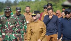 Aksi penanaman mangrove dan pembersihan kawasan pesisir digelar di Taman Wisata Mangrove Berbas Pantai, Senin (4/5/2026).