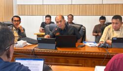 (tengah) Ketua Pansus RTRW DPRD Bontang Joni Alla’ Padang saat memimpin pembahasan Raperda RTRW.(dok: tekape)