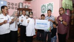 Penyerahan santunan dilakukan di Kelurahan Tanjung Laut Indah, Kecamatan Bontang Selatan, Rabu (5/8/2026). Program ini menjadi salah satu bentuk komitmen pemerintah daerah dalam memberikan perlindungan kepada masyarakat yang bekerja di sektor rentan. Wali Kota Bontang Neni Moerniaeni menegaskan bahwa perlind.