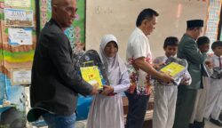 Komisi A saat membagikan buku dan tas ke perwakilan siswa SDN 002 Bontang Selatan.(dok: tekape)