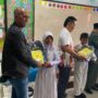 Komisi A saat membagikan buku dan tas ke perwakilan siswa SDN 002 Bontang Selatan.(dok: tekape)