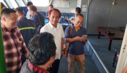 Ketua Komisi B DPRD Bontang, Rustam (baju putih) melihat kondisi KMP Bontang Express II yang bersandar di Pelabuhan Gilimanuk, Bali (dok:ist)