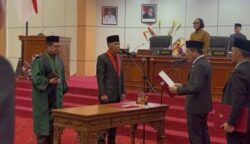 Sudiyo melafalkan ikrar dan sumpah sebagai Anggota DPRD Bontang yang dibacakan Ketua DPRD Bontang (dok:tekape)