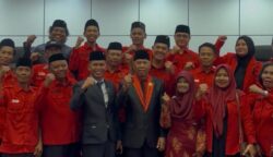 Joni bersama Sudiyo dan Pengurus Partai PDI Perjuangan Kota Bontang (dok:tekape)