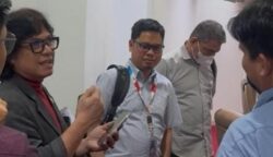 Nursalam berikan penjelasan ke pihak legal dan Yayasan Badak LNG (dok:tekape)
