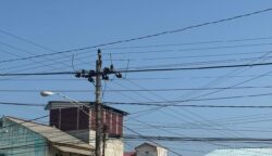 Kabel menjuntai semrawut di kawasan Awanglong (dok:tekape)